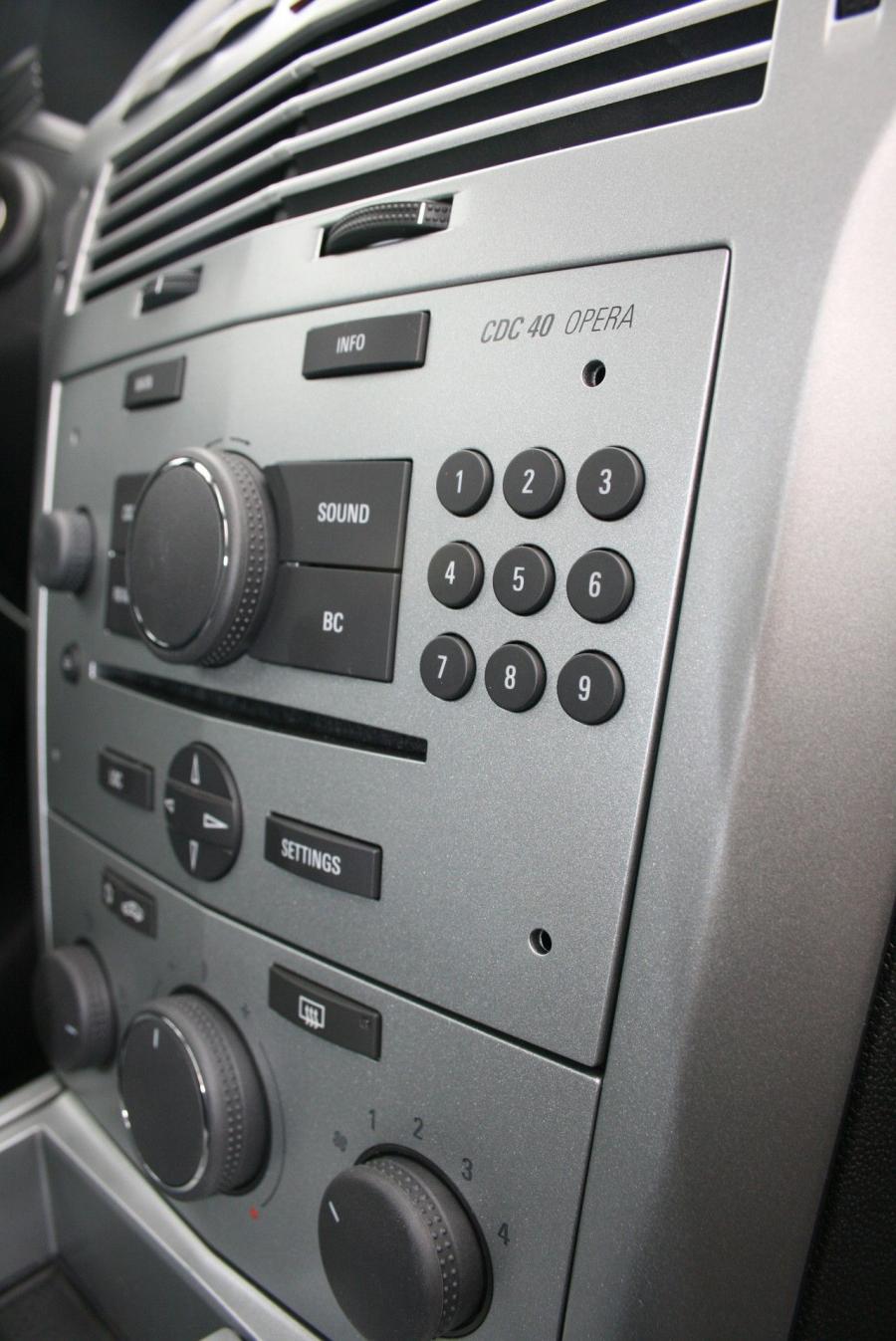 Детали интерьера Saturn Astra XR 5-Door 2008 года  (фото 35 из 47)